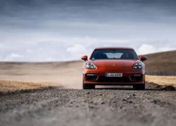 Përse Porsche po investon 100 milionë dollarë në eFuels për të mbajtur makinat e saj në rrugë