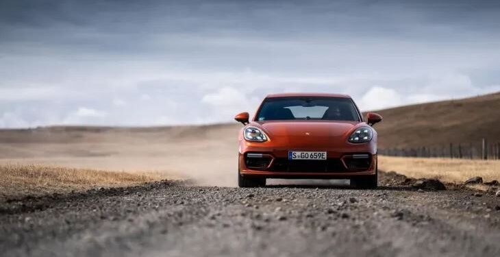 Përse Porsche po investon 100 milionë dollarë në eFuels për të mbajtur makinat e saj në rrugë