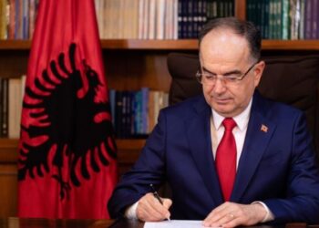 Presidenti Bajram Begaj firmos dekretimin e 3 ligjeve për rritjen e pagave të administratës, deputetëve dhe ministrave