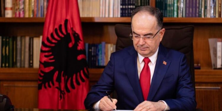 Presidenti Bajram Begaj firmos dekretimin e 3 ligjeve për rritjen e pagave të administratës, deputetëve dhe ministrave