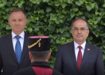 Presidenti i Polonisë vjen në Shqipëri, pritet me ceremoni zyrtare nga homologu i tij Begaj