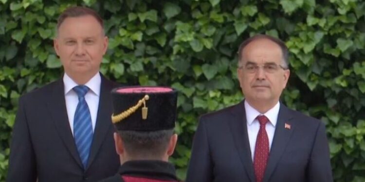Presidenti i Polonisë vjen në Shqipëri, pritet me ceremoni zyrtare nga homologu i tij Begaj