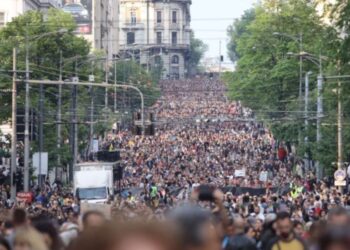 Protestuesit në Beograd kërkojnë dorëheqjen e presidentit- Vuçiç largohu