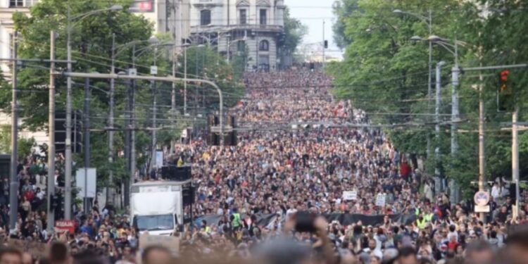 Protestuesit në Beograd kërkojnë dorëheqjen e presidentit- Vuçiç largohu