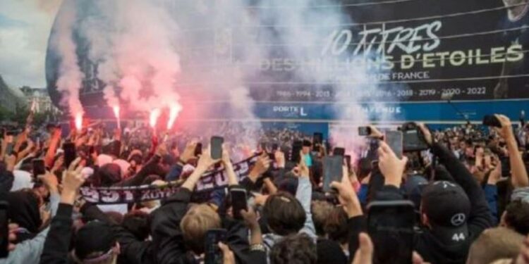 Tifozët e PSG të revoltuar, kërkojnë largimin e menjëhershëm të Messit dhe Neymarit