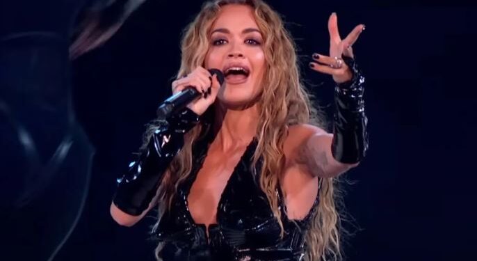 Elegante dhe joshëse, Rita Ora lë pa fjalë adhuruesit e Eurovision