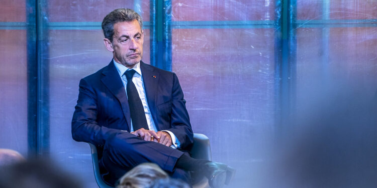 U akuzua për shpërdorim detyre, ish Presidenti francez Sarkozy pret vendimin e Gjykatës