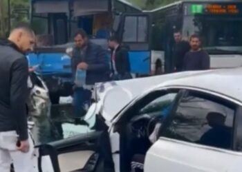 Makina kundravajtje përplaset me autobusin, dy të plagosur në Sauk