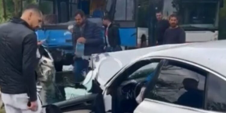 Makina kundravajtje përplaset me autobusin, dy të plagosur në Sauk