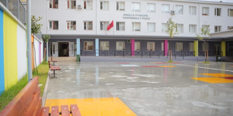 Të rinjtë braktisin arsimin për shkak të emigracionit, ja renditja e Shqipërisë në Rajon