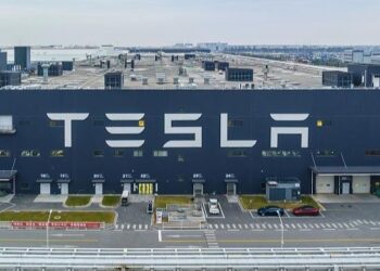 Procesi i ri i prodhimit të makinave të Tesla-s ngjall debat midis ekspertëve të industrisë