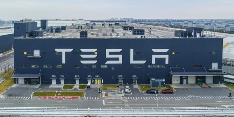 Procesi i ri i prodhimit të makinave të Tesla-s ngjall debat midis ekspertëve të industrisë
