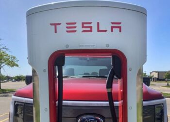 Aksionet e Ford dhe Tesla kalojnë mbi 7% në marrëveshjen e Superbaterive