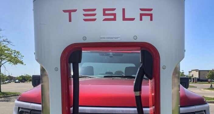 Aksionet e Ford dhe Tesla kalojnë mbi 7% në marrëveshjen e Superbaterive