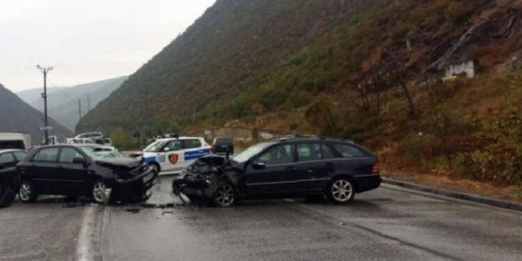 Njëri prej drejtuesve në gjendje të dehur, dy automjete përplasen në aksin Korçë- Bilisht 