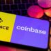 SHBA pezullon licencën për Binance dhe gjobit Coinbase