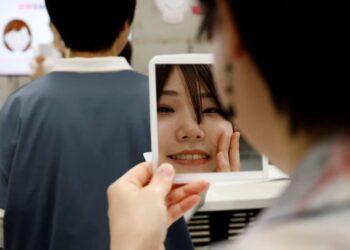 Praktika për buzëqeshjen? Ja çfarë ndodh me studentët japonezë…