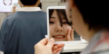 Praktika për buzëqeshjen? Ja çfarë ndodh me studentët japonezë…