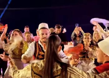 Me dimiq dhe fustan të bardhë, Klea Huta dhe Elgit Doda i japin fund beqarisë