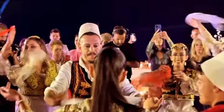 Me dimiq dhe fustan të bardhë, Klea Huta dhe Elgit Doda i japin fund beqarisë