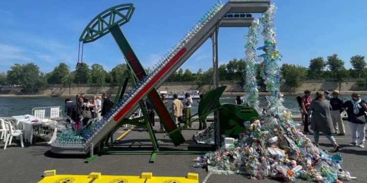 Njihuni me veprën e artit që ndodhet në Paris, e cila është e përbërë nga mbetjet plastike