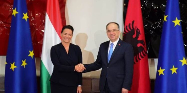Tensionet në veri të Kosovës – Presidentja e Hungarisë dhe homologu i saj Bajram Begaj bëjnë thirrje për qetësim të situatës