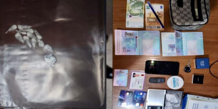 Bie në prangat e policisë “zjarrëfikësi” 22-vjeçar, ja çfarë ju gjet në makinë
