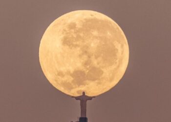 Fotot magjike – Statuja e Jezusit në Rio “përqafon” hënën