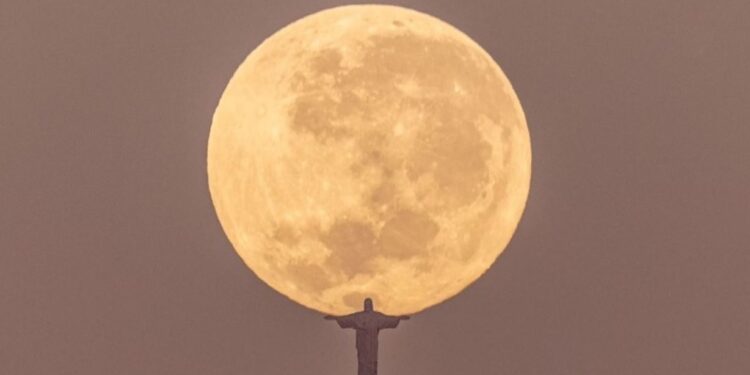 Fotot magjike – Statuja e Jezusit në Rio “përqafon” hënën