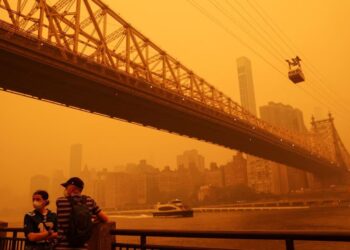 Bregu Lindor i SHBA-së i mbuluar me vello tymi nga zjarret kanadeze