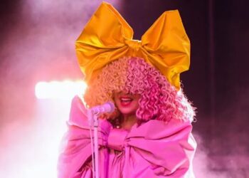 Nuk mund ta fsheh më – Sia flet pa dorashka për jetën e saj