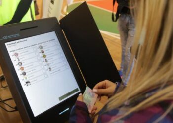 “Bashkë Fitojmë” kërkesë për ekspertë të huaj të ekzaminojnë votimin elektronik në Kamëz, KAS e rrëzon