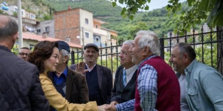 Ambasadorja Yuri Kim në Gjirokastër – Bota duhet të njihet me këtë vend të bukur