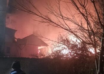 Kaos në Burrel, merr flak godina pranë një karburanti