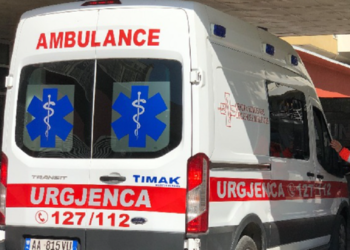 50-vjeçarja rrëzohet nga kati i dytë në Tiranë, ndërron jetë