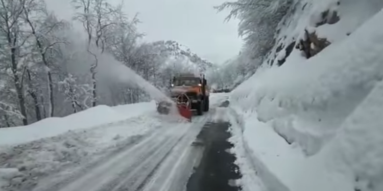 Stuhi bore në Kukës, bllokohen rrugët nacionale