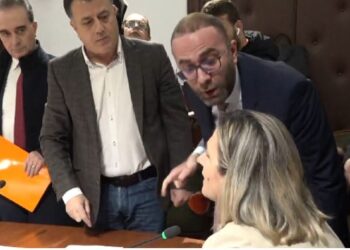 Përplasja me Açkën/ Noka dhe Bardhi përjashtohen 10 ditë nga Kuvendi