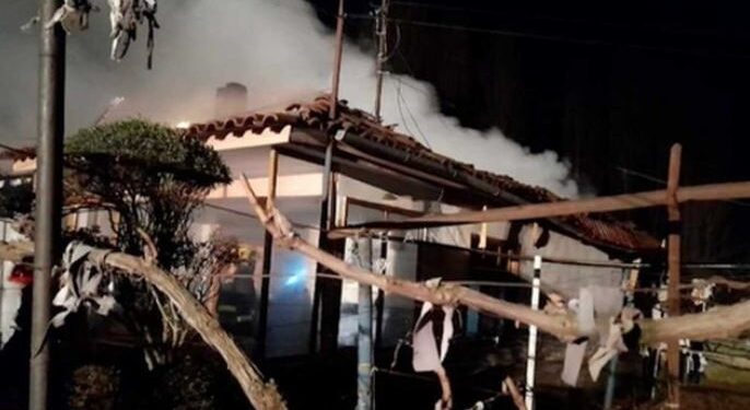 Shtëpia iu dogj! Familja me 5 anëtarë në qiell të hapur/ I moshuari mes lotësh: Nxora vetëm djalin e sëmurë