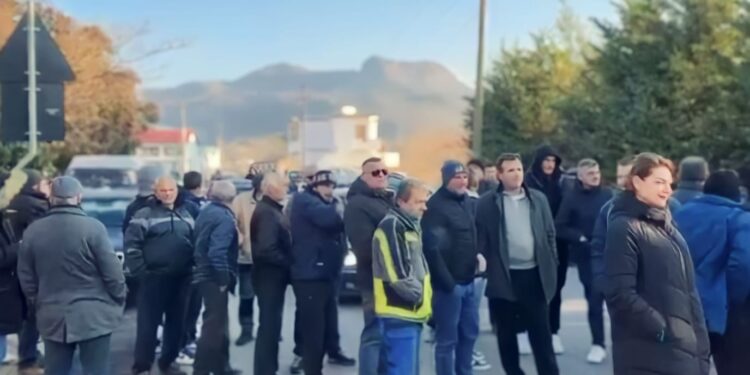 “Gurorja ka krijuar ndotje”, banorët e disa fshatrave të Postribës kanë dalë në protestë