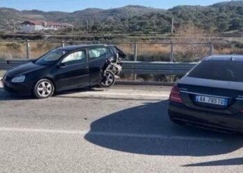 Aksident i rëndë në aksin Vlorë-Fier, 2 makina marrin përpara çobanin