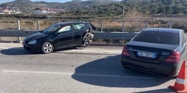 Aksident i rëndë në aksin Vlorë-Fier, 2 makina marrin përpara çobanin