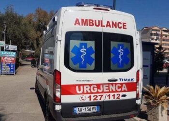 Bie skela e një pallati në Tiranë, plagosen rëndë dy persona