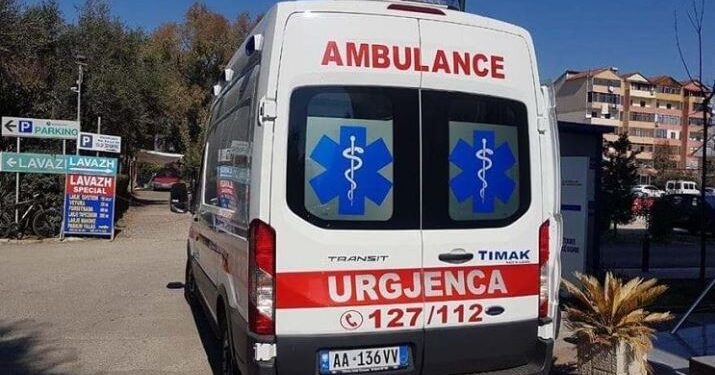 Bie skela e një pallati në Tiranë, plagosen rëndë dy persona