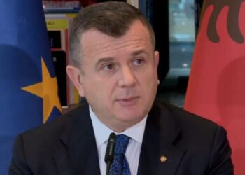 Stuhi dëbore/ Ministri Balla: Vështirësi qarkullimi në disa zona të vendit!