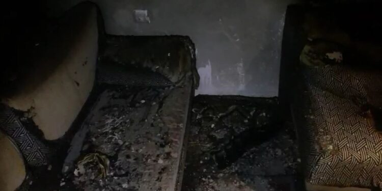 Zjarri shkrumbon banesën në Berat, familja mbetet në qiell të hapur/ Kryefamiljarja: Isha në spital te djali