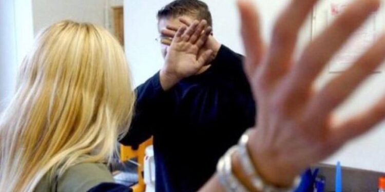 Ndodh edhe kështu: Gruaja dhunon burrin, i vihen prangat