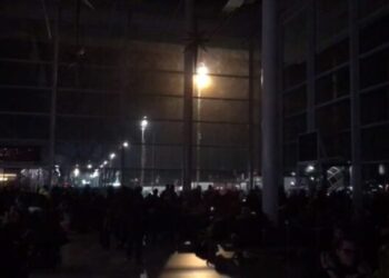 Ikin dritat në aeroportin e Rinasit, qindra qytetarë ‘bllokohen’ në terminal