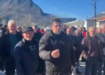 Fermerët bllokojnë rrugën Kardhiq-Sarandë në shenjë proteste, kërkojnë subvencione