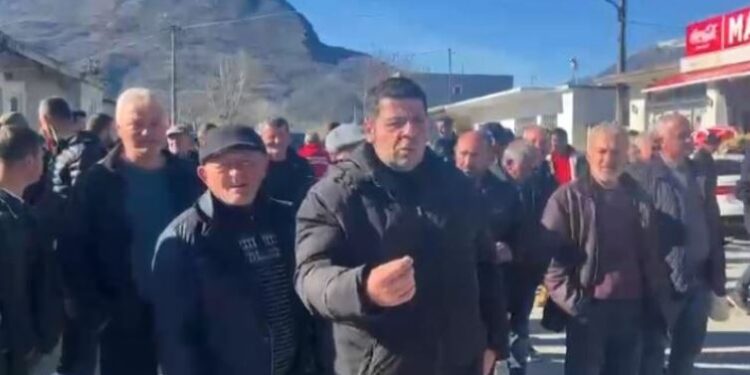 Fermerët bllokojnë rrugën Kardhiq-Sarandë në shenjë proteste, kërkojnë subvencione