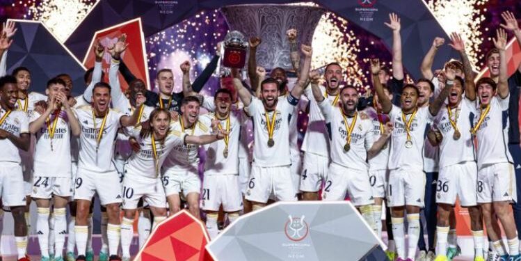Real Madrid triumfon në finalen e Superkupës duke mposhtur Barcelonën